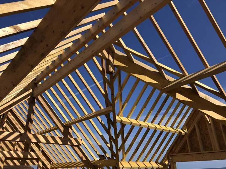 Charpente traditionnelle en bois massif